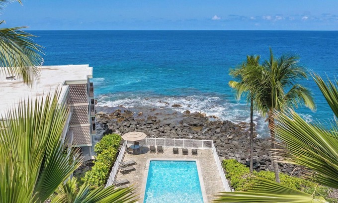 Kailua-Kona Condo | Casa Aloha Designer Condo w Oceanfront Pool