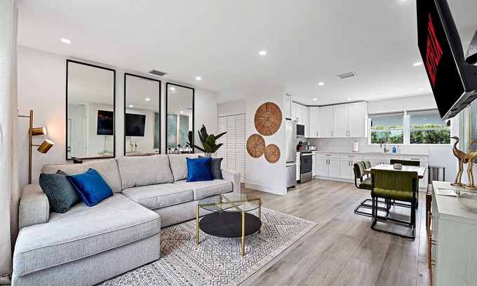 Miami Shores House | Casa Ana, Homey Design, Hot Tub in North Miami