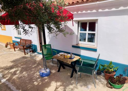 Aljezur House | Casa Anneli - relaxing under the olive tree