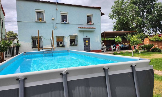 Albelda de Iregua House | Casa Azul, breathes tranquility with swimming pool, barbecue and a large garden.