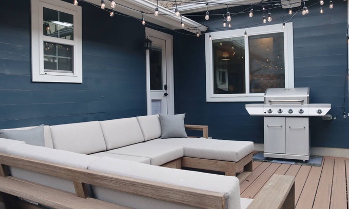 East Cesar Chavez House | Casa Azul - Hip Bungalow w/Pool, Yard and BBQ. 3bdrm 2bth