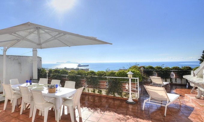 Portici Apartment | Casa Bellacqua: An elegant and welcoming apartment which faces the sun and the sea, with Free WI-FI.