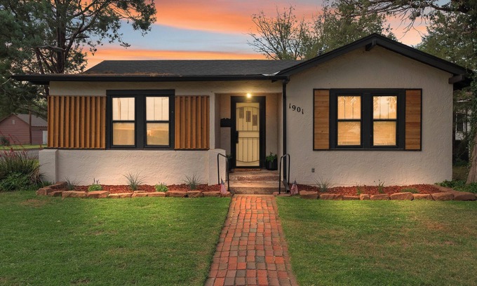Canyon House | Casa Blanca ~ A Western-Cozy Retreat in the Heart of Canyon, TX