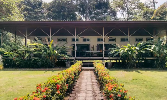 Carenero Island House | Casa Blanca- Ocean view, couples & family friendly
