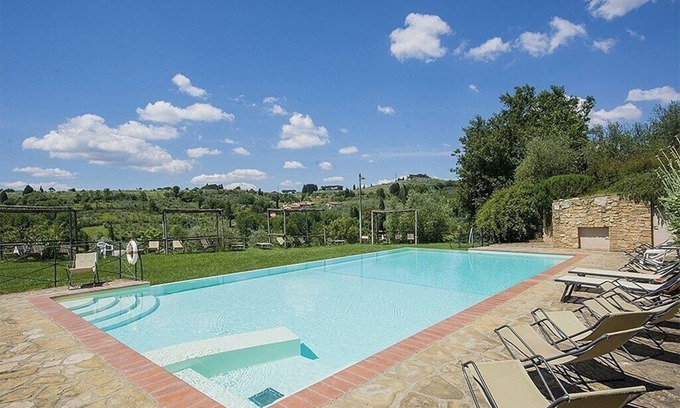 Grassina House | Casa Bonannia R: A bright three-story apartment in the characteristic style of the Tuscan countryside.