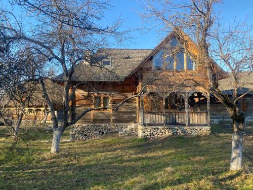 Marga Ski Chalet | Casa Bunica - Vila Rustică cu Prispă Experiență Românească Autentică lângă Pârâu în Natura Loc Joaca Copii Oaza de Liniște