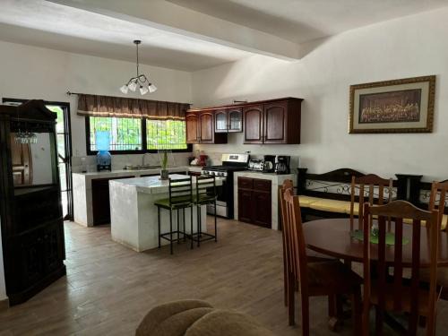 Flores House | Casa cerca del aeropuerto Peten