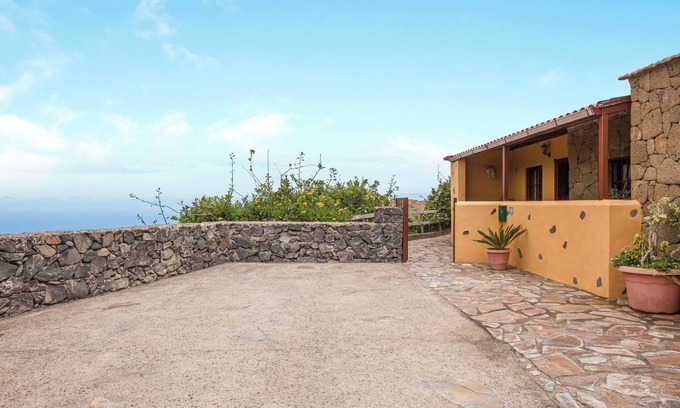 San Cristobal de La Laguna Villa | Casa Chinamada with Sea View, Mountain View, Terrace & Wi-Fi