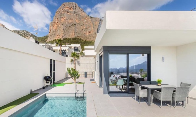 Polop House | Casa con piscina climatizada y vistas al mar