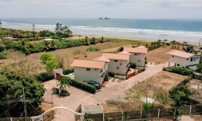 Las Tunas House | Casa con Piscina en la Playa de Ayampe