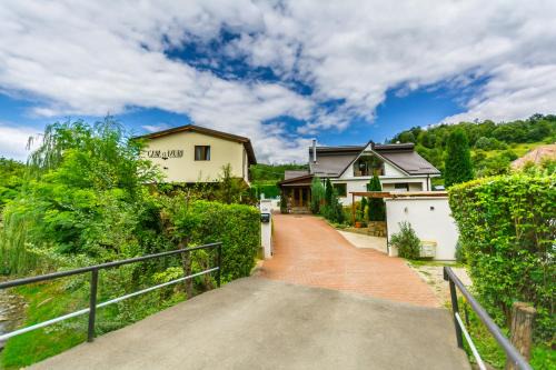 Tirgu Ocna Bed & Breakfast | Casa cu Muri