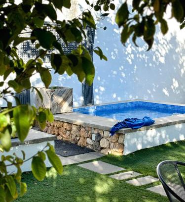 Estombar House | Casa da Artista - Stylish House with Plunge Pool and Lush Garden close to Beach