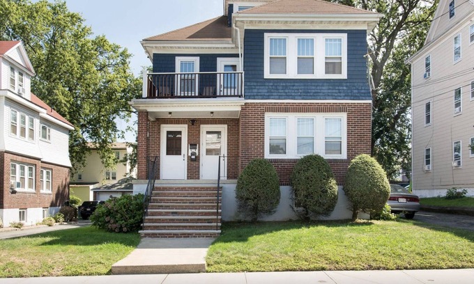Winthrop Apartment | Casa de Los Clarey Boston Airport Beaches Off Street Parking Available