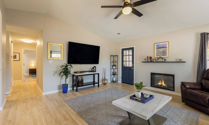 Albuquerque House | Casa De Los Globos/Luxury 2 Bedroom Home Steps From Balloon Fiesta Park