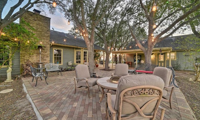 Corpus Christi House | Casa de Samuel - Patio, Fountain and Outdoor Kitchen