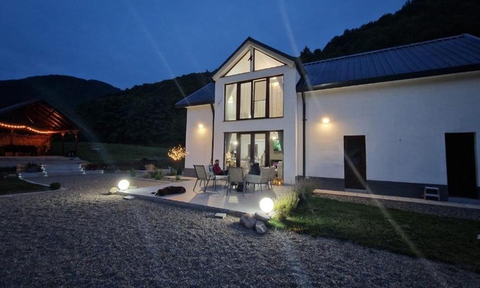 Turnu Ruieni Villa | Casa din livada Borlova
