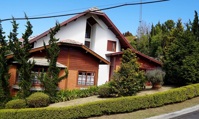 Vila Izabel House | Casa em Condominio, Recanto do Jordao, Ofuro, Quadra de Tenis, Lareira, mt Verde