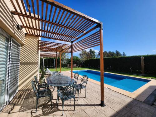 San Nicolas de los Arroyos House | Casa en Club de Campo. Parque y Pileta.