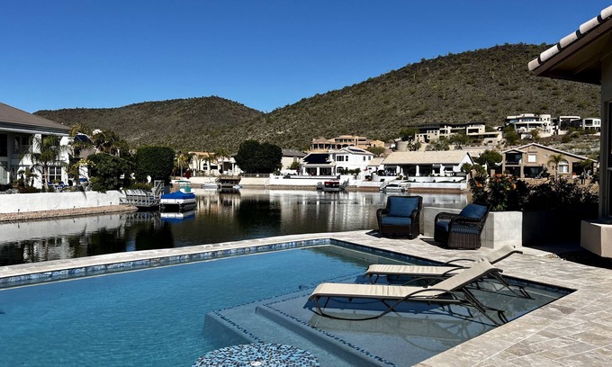 Arrowhead Lakes House | "Casa En'Lago” Cardinals Football, Heated Pool, Pontoon Boat, Fishing, Mini Golf