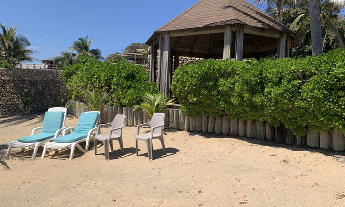 Isla de Utila House | Casa Estrella ~ 2 Bedroom Exclusive Waterfront Luxury with Private Beach