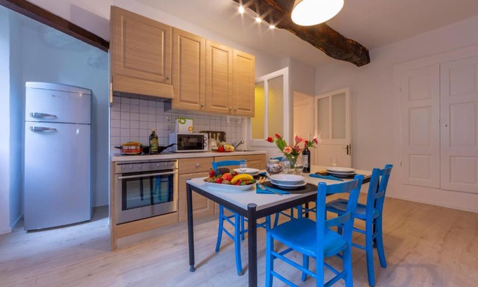 Pugerna House | Casa Gialla - Happy Rentals