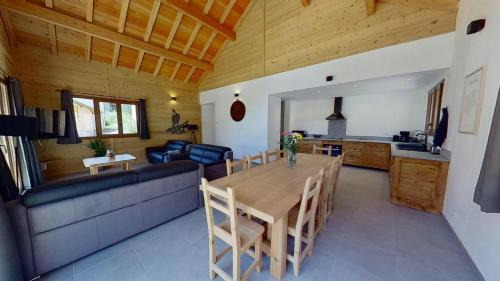 Aiguilles Apartment | CASA-Grand Laus: Duplex familial sauna et jacuzzi
