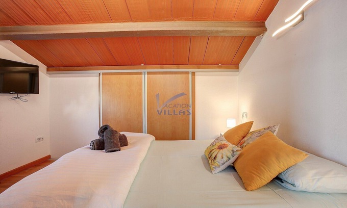 Vergel Villa | Casa Historia, 3 Bedrooms Close to the Beach