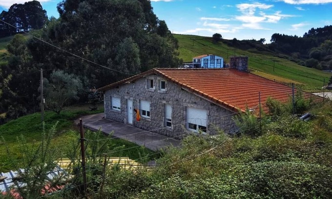 Bareyo House | Casa Idílica Para 5 con Vistas al Prado y a 2 Minutos del Centro de Ajo