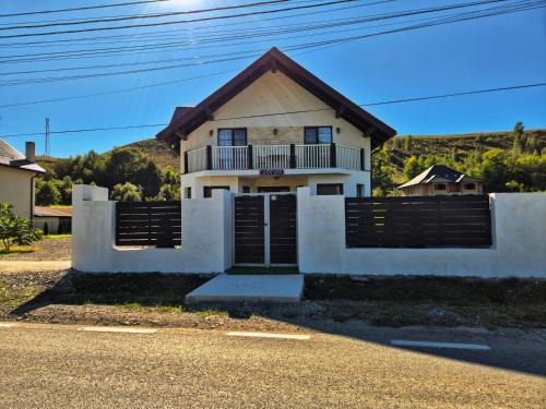 Nanesti House | Casa Iura