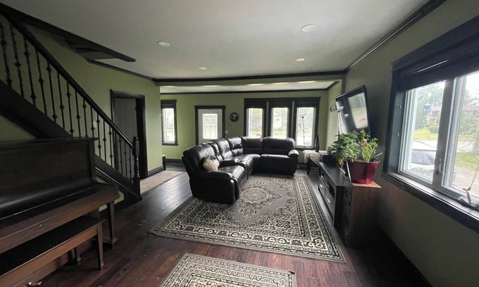LaSalle House | CASA LASALLEnSLEEPS 8 GUESTS COMFORTABLY nBABY AMENITIES AVAILABLEnPET FRIENDLYn