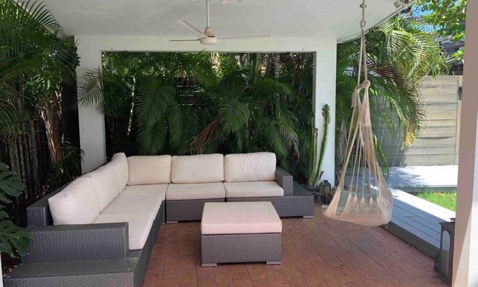 Guaniquilla House | Casa Marbella, whole home, A/C, steps from beach!