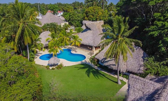 Puerto San Jose House | Casa Marina Spacious 4-bedroom bungalow with WiFi AC in beautiful PuertoSan Jose