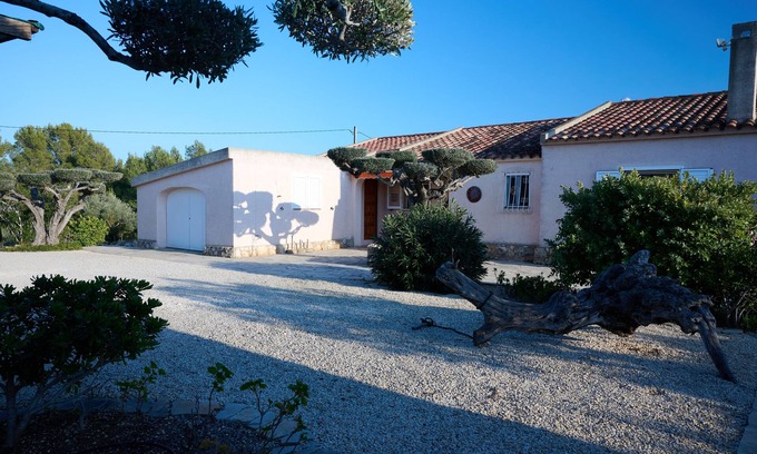 L'Ampolla House | Casa Nuria, beautiful house with garden & pool, quiet location, 4km from the sea