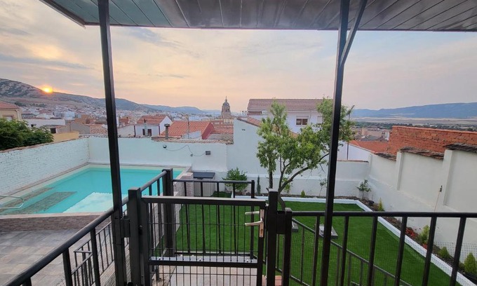Puertollano House | Casa Oasis Puertollano, una casa rural en Puertollano, agradable, con Piscina en zona tranquila