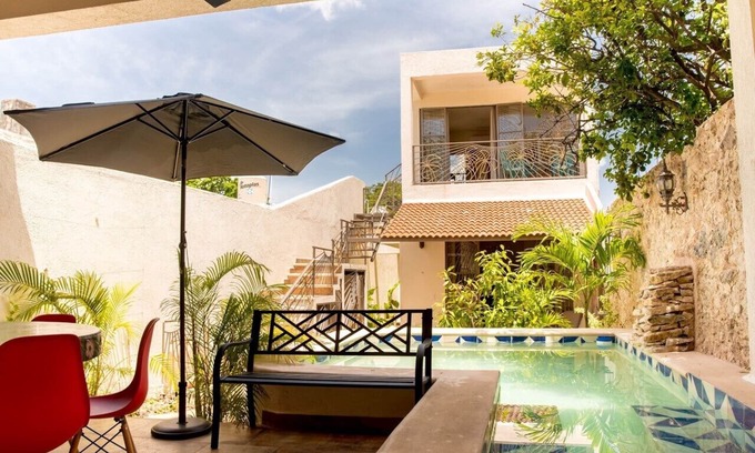 Barrio de Santiago House | Casa Palmas by Majikal B&B