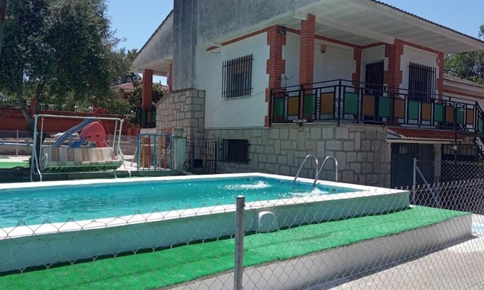 Escalona Ski Chalet | Casa rural con piscina, barbacoa y parque infantil