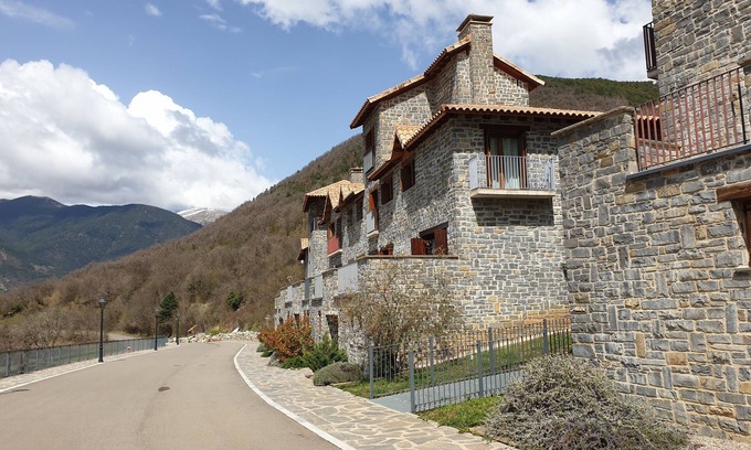 Gavin House | Casa Sonxu - The Pyrenees at your feet