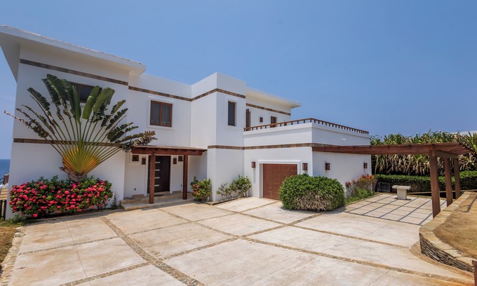 Lighthouse Estates House | CASA SUNRISE, luxury beach vacation house.