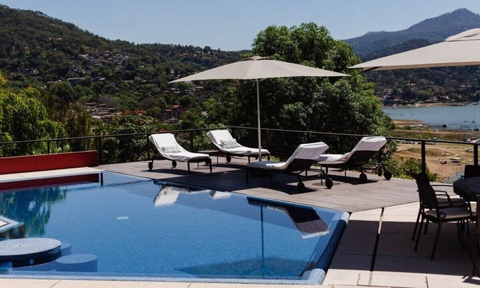 Centro House | Casa Tres Árboles: With a view of Valle Lake