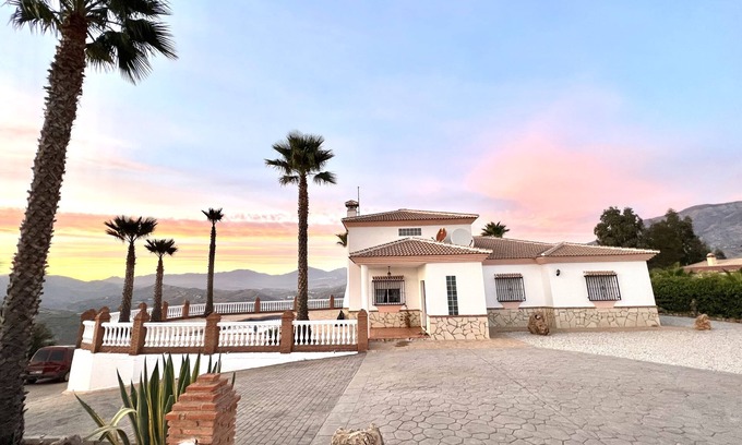 Vinuela Villa | "CasaBlanca" Rural Villa with pool and barbecue.