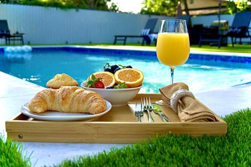 Allapattah House | CasaMia Only 10 min to Wynwood with New Pool, Bikes, Parking and Privacy