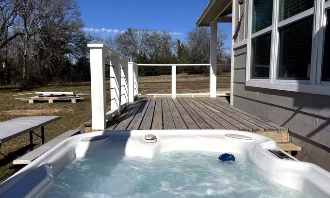 Tyler Cottage | CASITA BELLA: PRIVATE HOT-TUB, FIREPIT & GRILL.