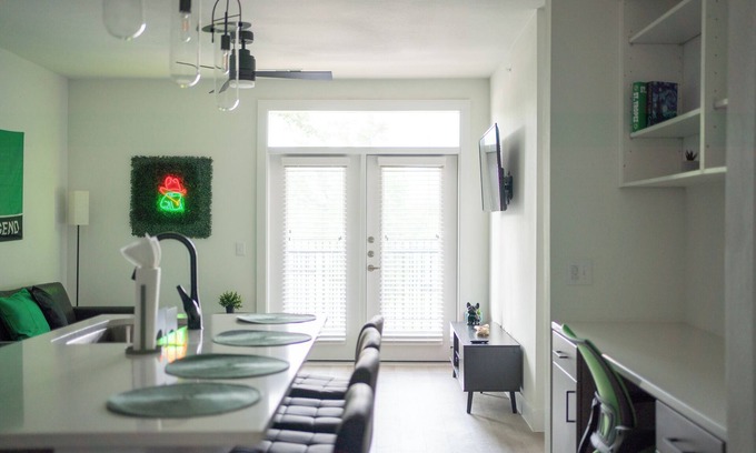 Milwood Apartment | Casita Verde - near Q2 and Domain - King Suite