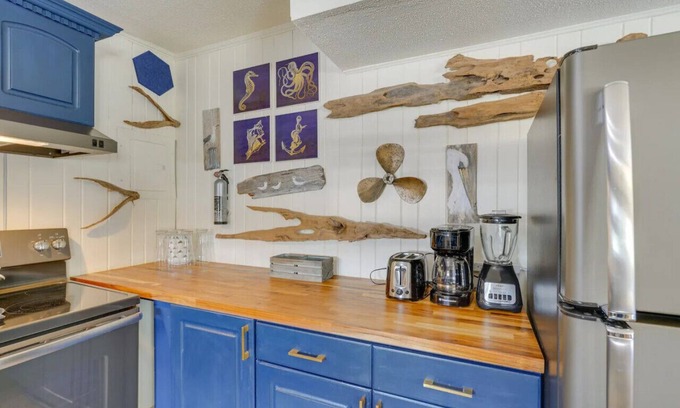 Laguna Beach Condo | Castaway Cottage|Laguna Beach|Pet Friendly|Steps to Beach