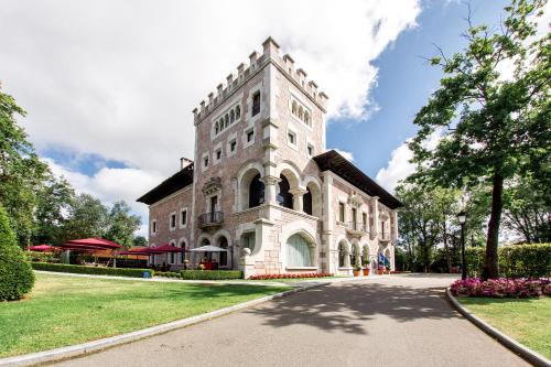 Santa Marina de Oblanca Hotel | Castillo Del Bosque La Zoreda