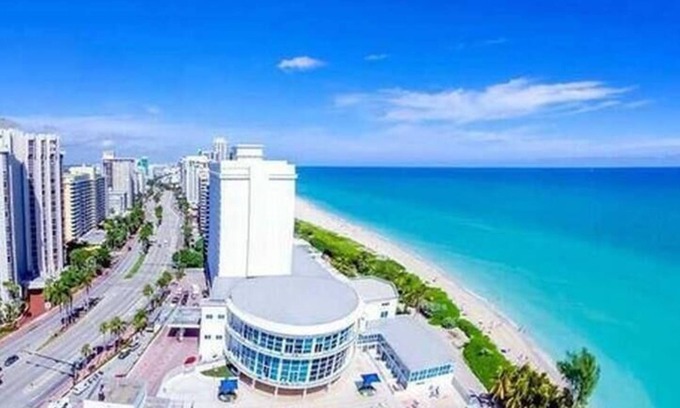 Mid Beach Apartment | Castle Beach Club Apartments