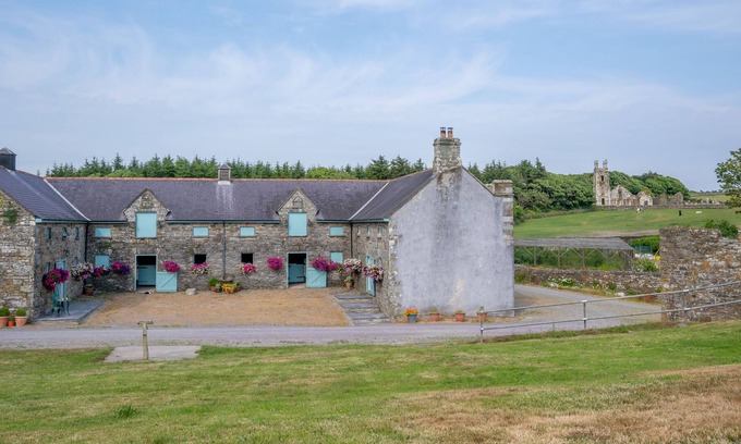 Rosscarbery Other | Castle Freke Estate, The Cow Shed Beautifully restored one bedroom apartment