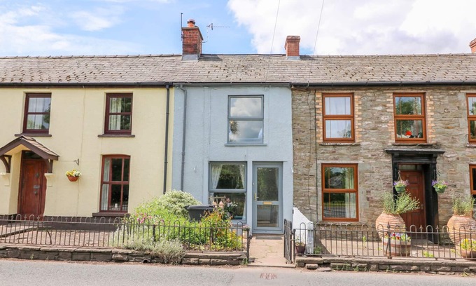 Talgarth Cottage | CASTLE GREEN, pet friendly, character holiday cottage in Talgarth