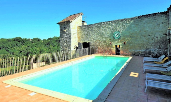 Bon-Encontre Cottage | Castle in Bon-Encontre with Pool & Garden
