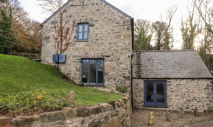 Newport Cottage | CASTLE MILL, pet friendly, with a garden in Newport, Pembrokeshire